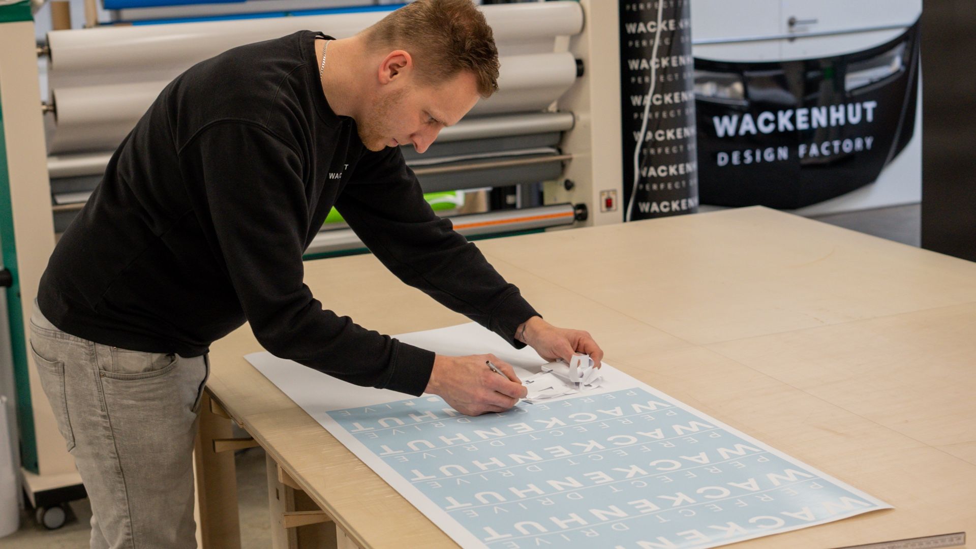 Mann in Design Factory am Tisch
