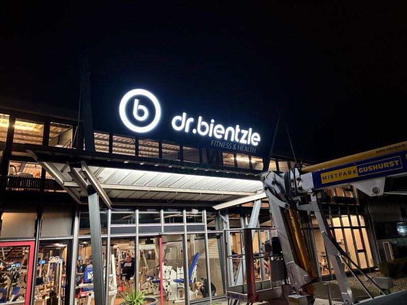 Außenansicht eines Fitnessstudios bei Nacht