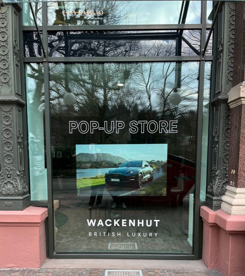 Schaufenster mit Pop Up Aufschrift 