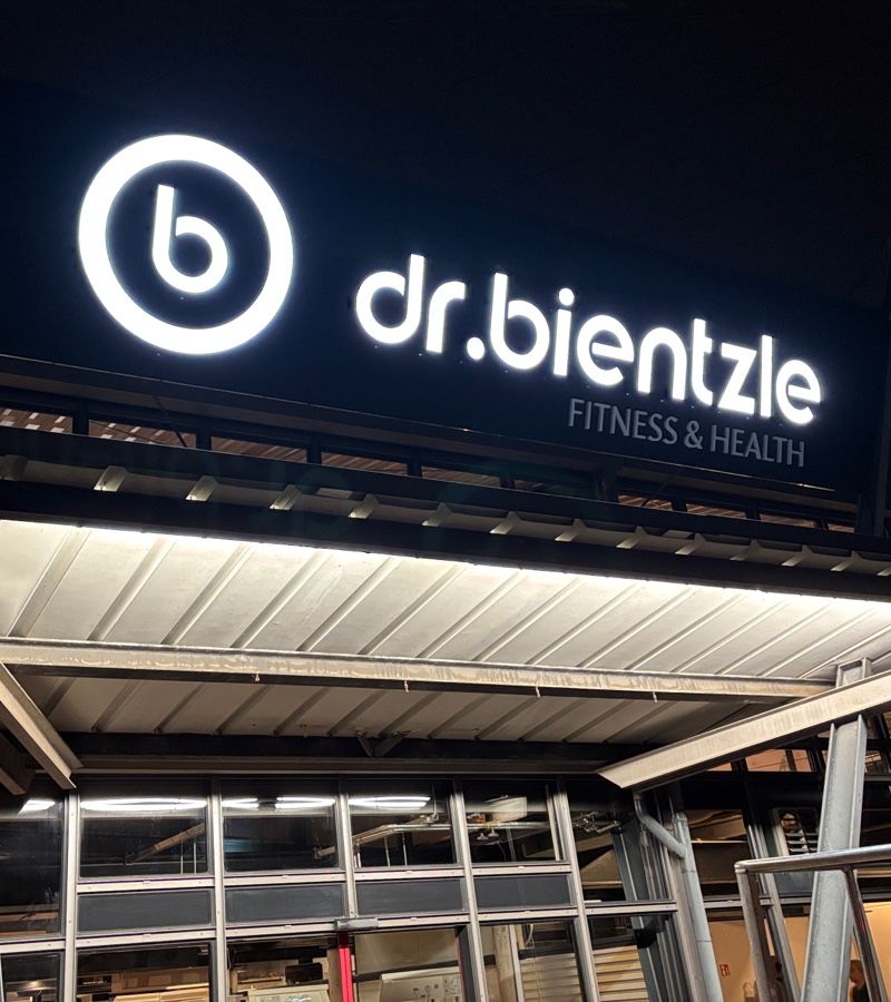 Außenansicht eines Fitnessstudios bei Nacht