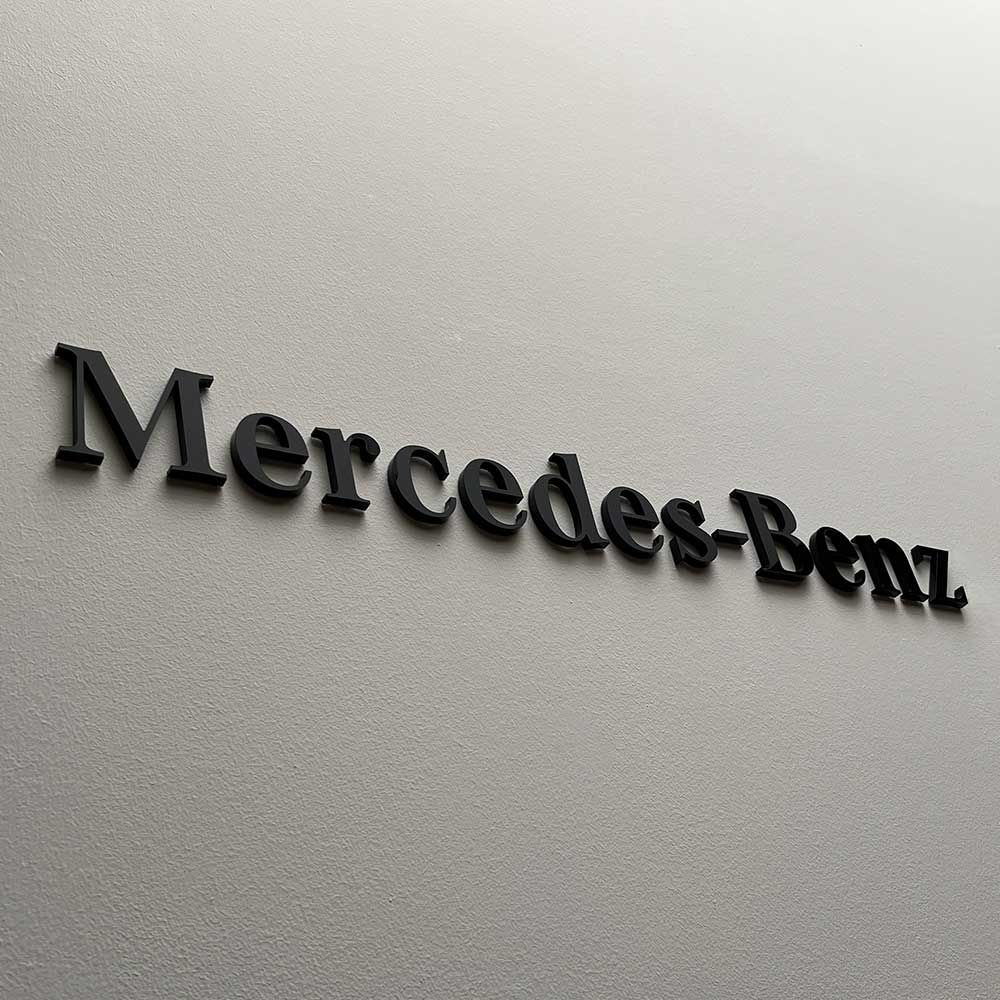 Schriftzug Mercedes-Benz