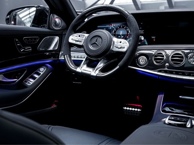 Innenansicht eines Mercedes Fahrzeuges