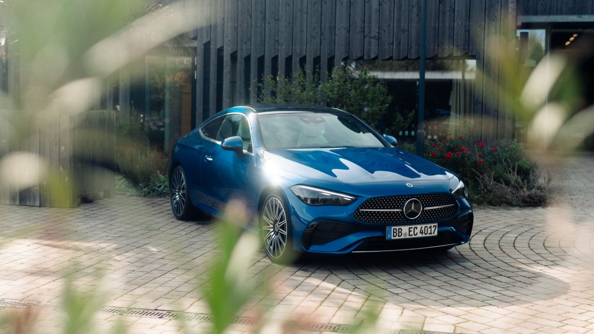 Blauer Mercedes in Einfahrt