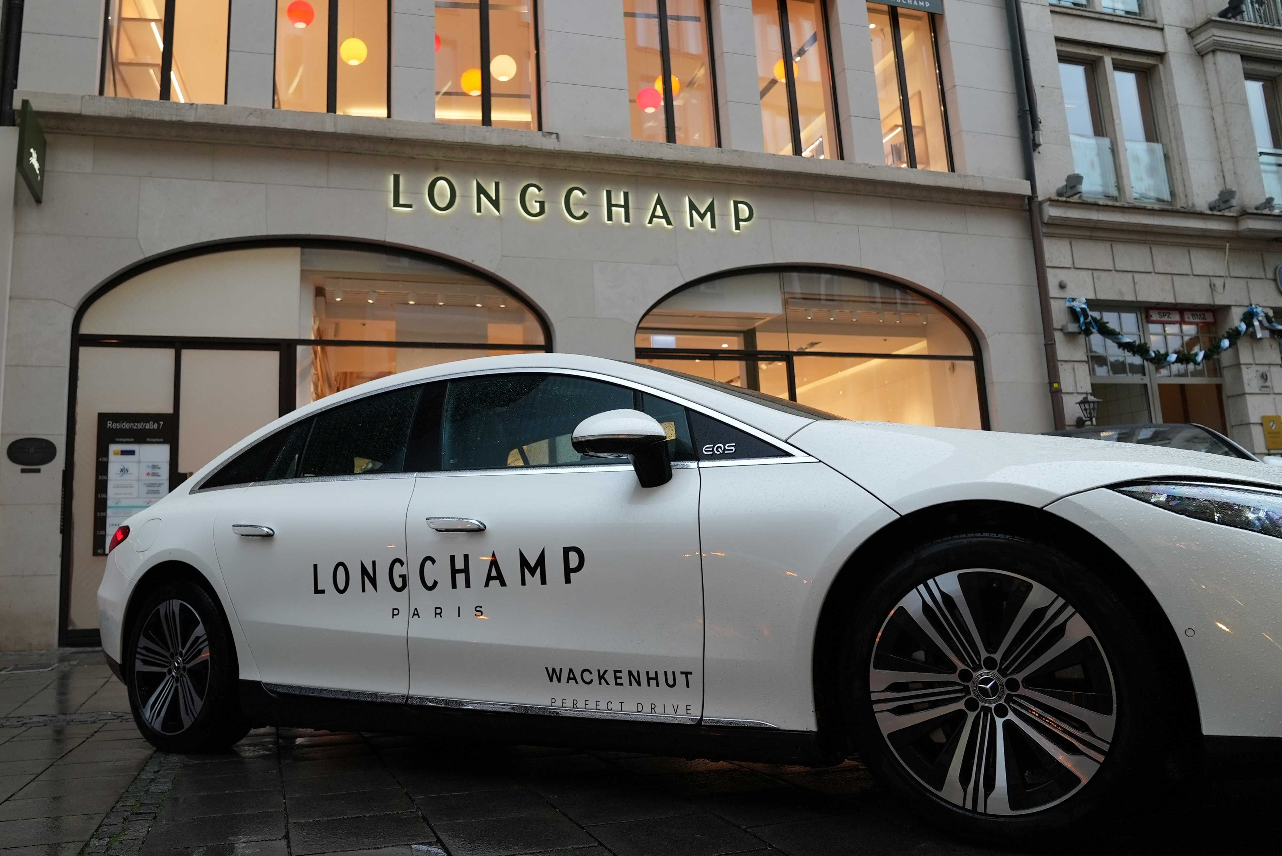 Auto mit Longchamp Logo