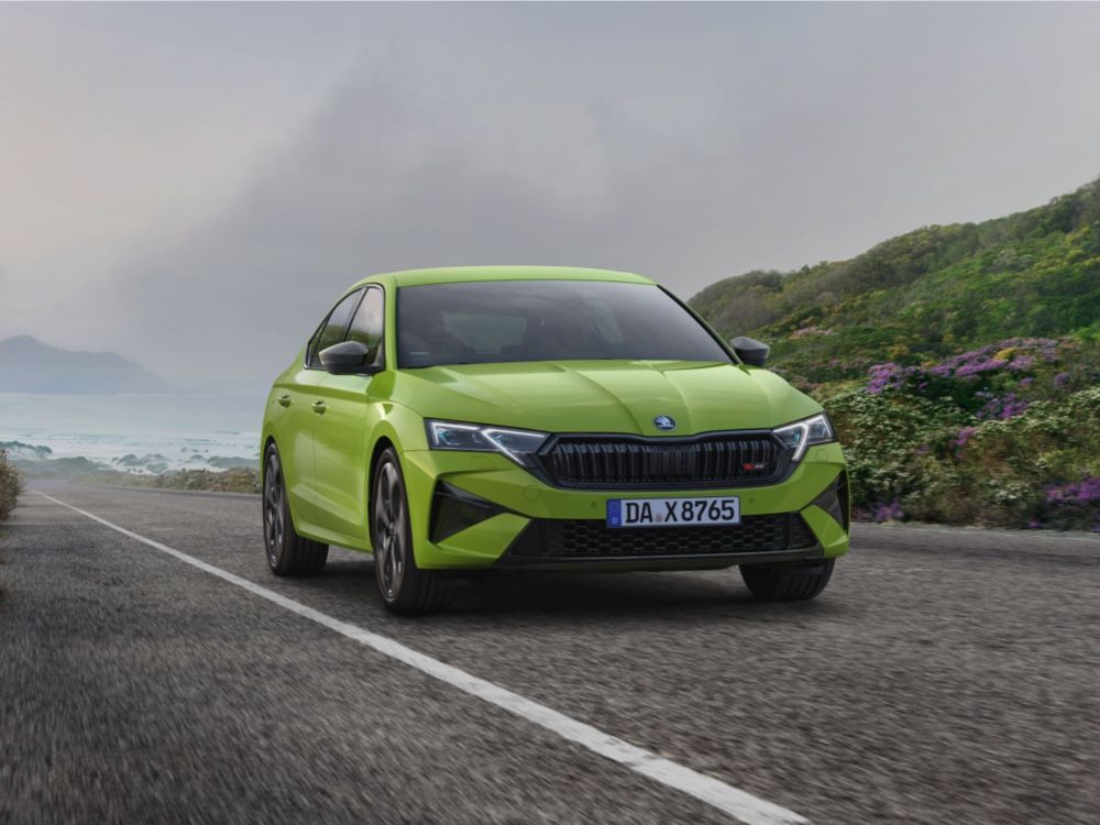 Grüner Škoda auf Straße