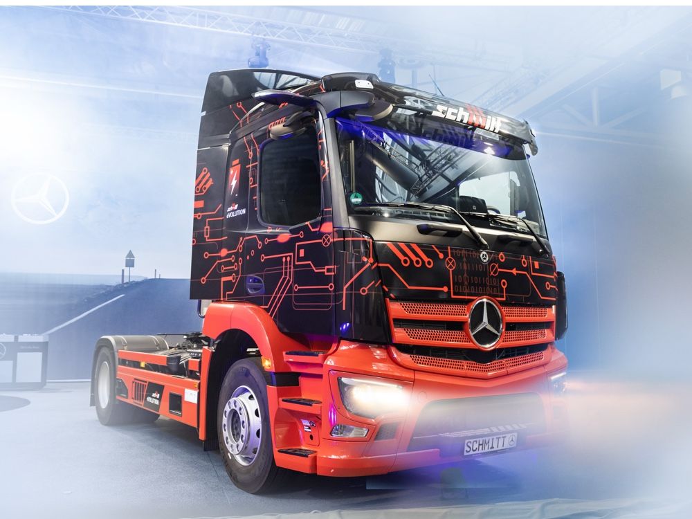 Schwarz-roter LKW in Garage mit Nebel