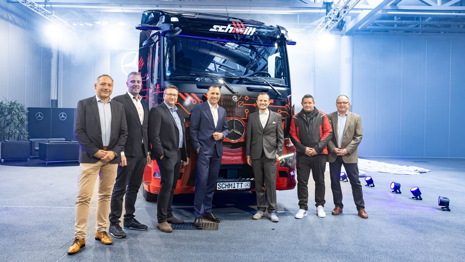 Wackenheim Vorstand posiert vor LKW in Garage