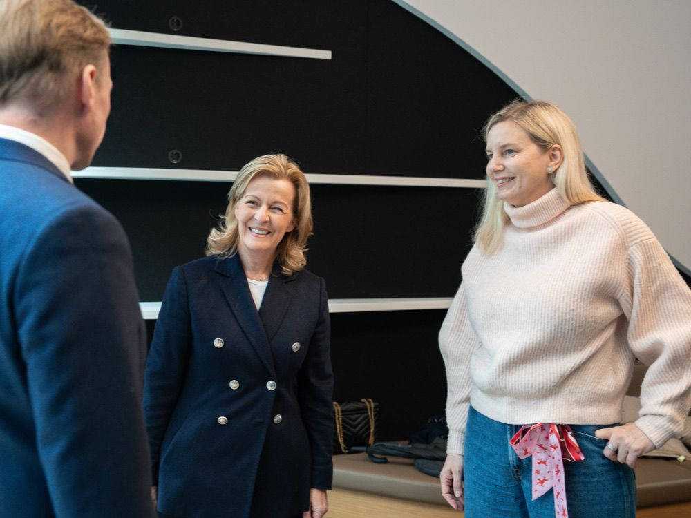 Frau Wontorra und Frau Wackenhut in der Mercedes-Benz Lounge