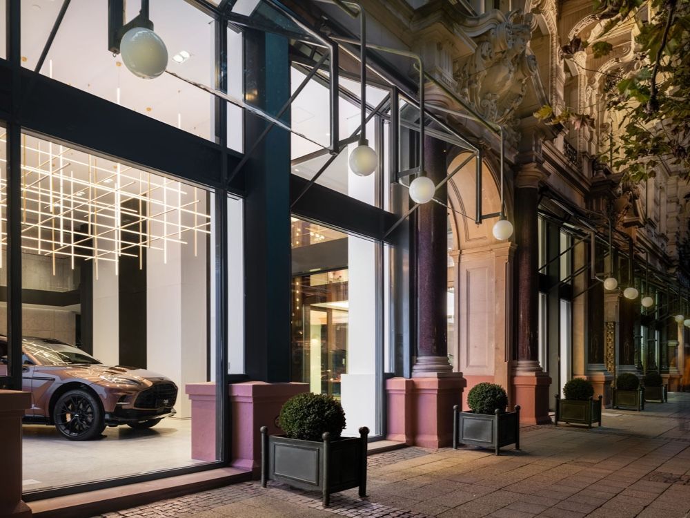 Aston Martin Showroom, Außenansicht, Nachts